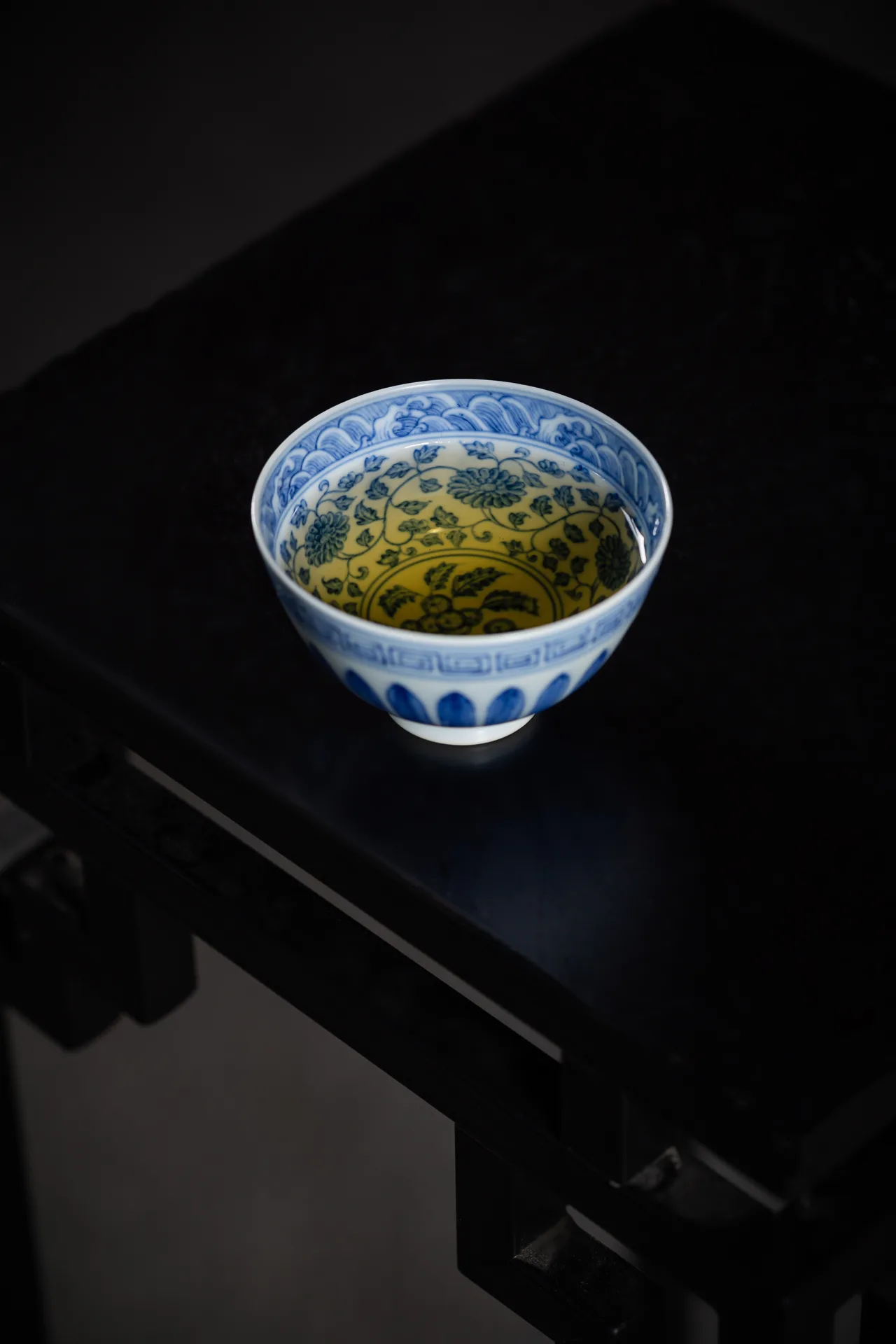 内绘缠枝鸡心杯
