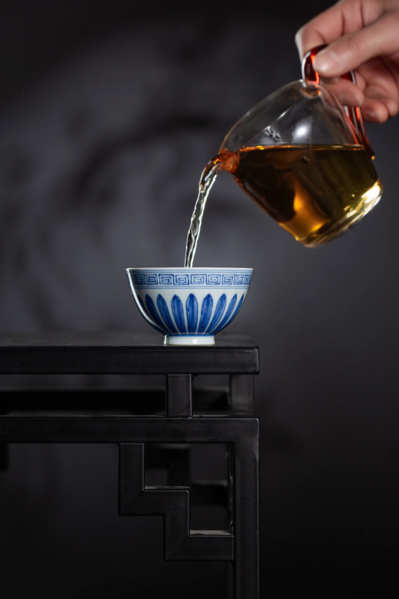 内绘缠枝鸡心杯