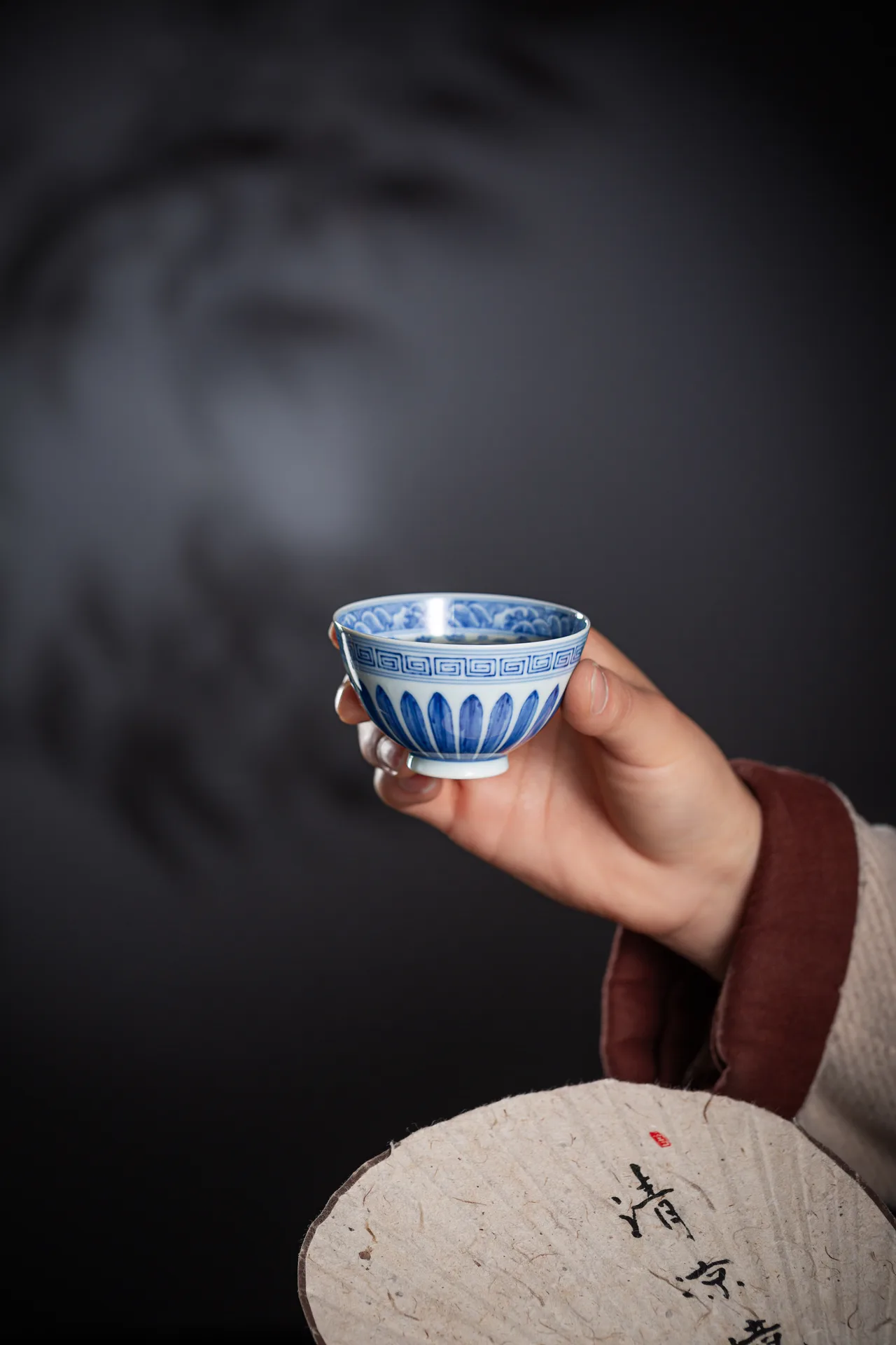 内绘缠枝鸡心杯