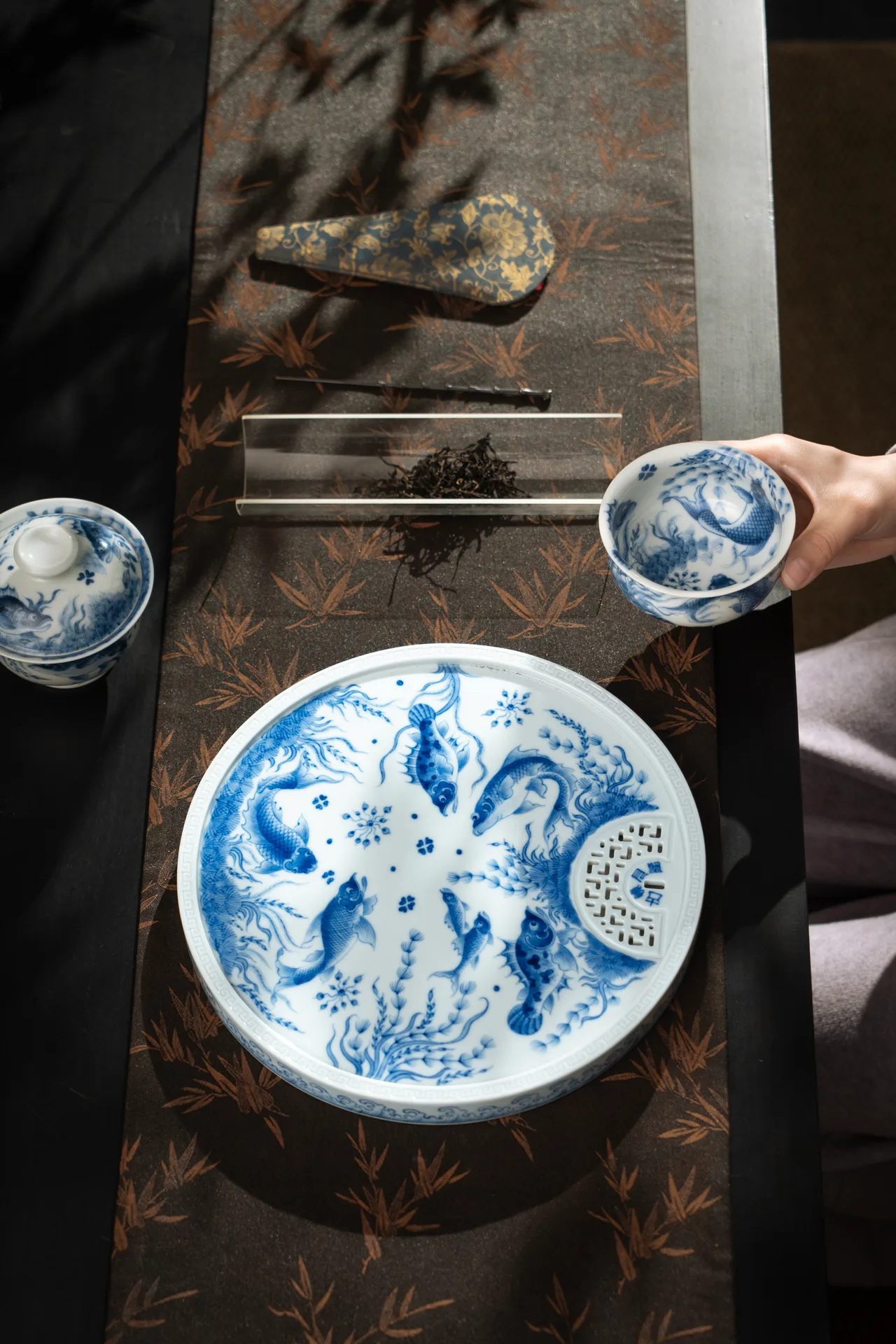 满绘鱼藻茶盘